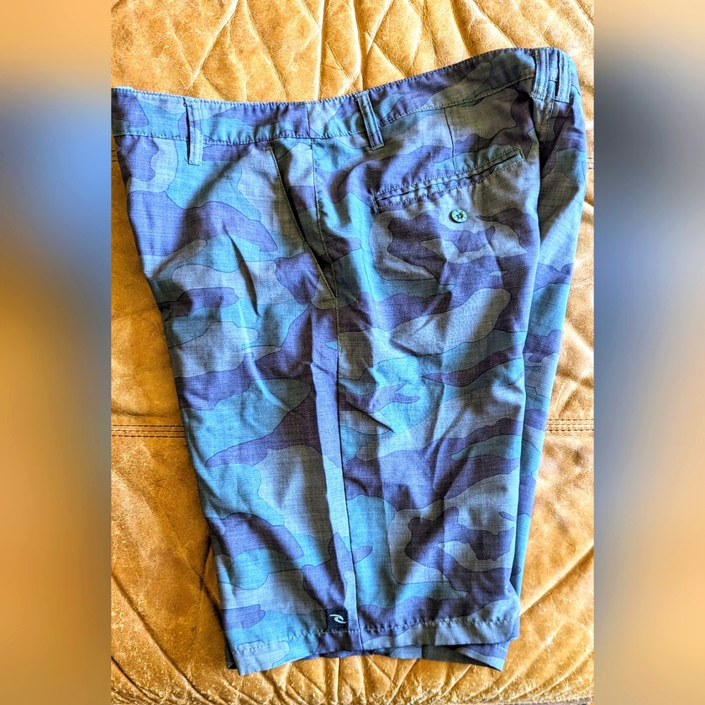RIP CURL BOARDWALK MENS CAMO SHORTS SZ 36"
